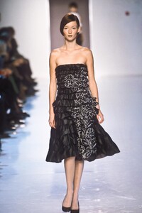 96451471_YvesSaintLaurent2000WomenRTW55.thumb.jpg.04461c88ad7c4bd458f61fb17862d88f.jpg