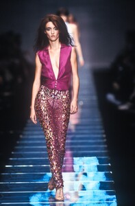 987516583_Versace2000WomenRTW22.thumb.jpg.ab4535e50ae865739c8dc72ee25381a8.jpg