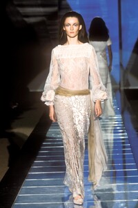 98894787_Valentino2000HauteCouture6.thumb.jpg.9367878205924ad88e3e364b0e3f9b6a.jpg