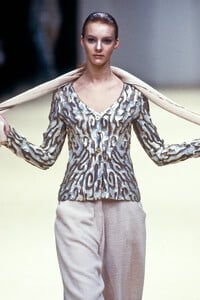 992581291_Chanel1999HauteCouture67.thumb.jpg.1034e044eab8b7e9bfd1d03bfee8d111.jpg