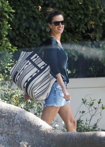 Alessandra_Ambrosio_-_Out_in_Brentwood_10_05_2022__3_.jpg