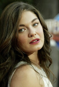 Alexa_Davalos_002.jpg