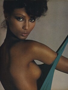 Beauty_Avedon_US_Vogue_January_1977_05.thumb.jpg.399e62c669871cb78a027fe5c4f5bbca.jpg