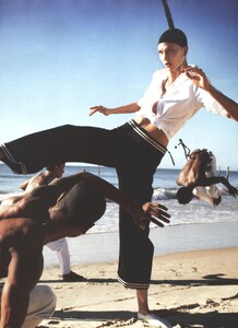 Brazilian_Testino_US_Vogue_July_2012_06.thumb.jpg.cb7b0fa404df0037c4ecb8ea47c2f2c0.jpg