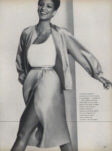 Chatelain_US_Vogue_April_1979_04.thumb.jpg.70abbe310da0dd6f6b40d390d30ff0d6.jpg
