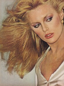 Demarchelier_US_Vogue_September_1977_01.thumb.jpg.ddfef392d58b3da2930136a33bf8c48f.jpg