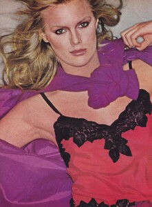 Demarchelier_US_Vogue_September_1977_03.thumb.jpg.2d35c0d2e92f5bb10c8cc23193279798.jpg