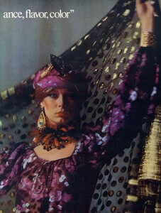 Dreams_Michals_US_Vogue_December_1976_04.thumb.jpg.0a97f28ccea206bf5463d5e70c698e57.jpg