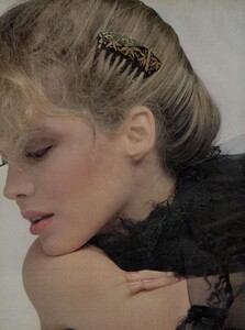 Fashion_Watson_US_Vogue_December_1977_03.thumb.jpg.4d33323e406b5df1b5dfde9da08cec6e.jpg
