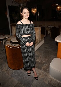 Kaitlyn-Dever---Giambattista-Valli-Dinner-at-Caviar-Kaspia-in-Los-Angeles-11.jpg