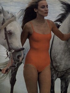 Malinowski_US_Vogue_December_1977_01.thumb.jpg.b9c5b2cfe89c5eb2bf111e968545848a.jpg