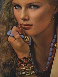 Malinowski_US_Vogue_November_1977_06.thumb.jpg.42630b6268da0af6212680560756c8e5.jpg