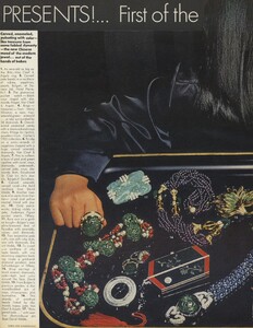 Presents_von_Wangenheim_US_Vogue_December_1974_01.thumb.jpg.70e5814698a990415ea606298e1e178a.jpg