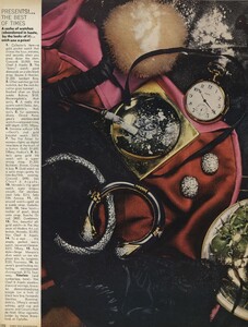Presents_von_Wangenheim_US_Vogue_December_1974_03.thumb.jpg.878e89c21bf6f2881fc36016680b7922.jpg