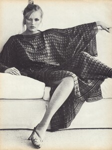Richardson_US_Vogue_September_1977_05.thumb.jpg.32f3ab7d2b2e04b49b5dd04c8cd64739.jpg