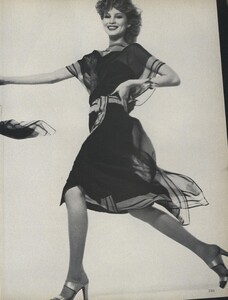 Scarf_Avedon_US_Vogue_March_1977_10.thumb.jpg.68c5d5d00e06053737c0813409cdda10.jpg