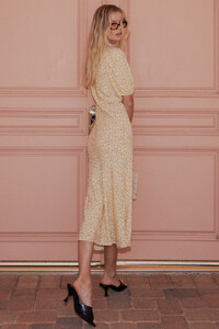 Spell-MossyMidiDress-Lemonade-0730_1000x1000.thumb.jpg.89651a0a01e7be8452c44e4dc77af782.jpg