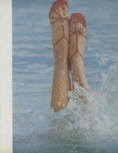 Splashdown_von_Wangenheim_US_Vogue_April_1974_02.thumb.jpg.98a5104babc531c034e4f865bb27e538.jpg