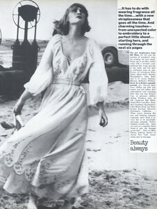 Turbeville_US_Vogue_December_1976_02.thumb.jpg.8f62e4b50ef49c6620aa1bcdede91cb6.jpg