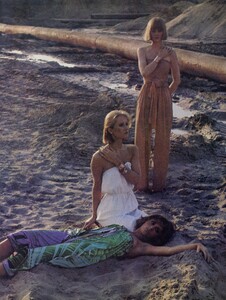 Turbeville_US_Vogue_December_1976_06.thumb.jpg.89972aaf65cf6bffbce0bc078eeb0126.jpg