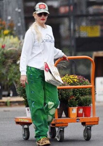 gwen-stefani-home-depot-s-garden-center-in-la-10-15-2022-0.jpg