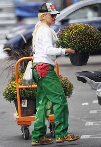 gwen-stefani-home-depot-s-garden-center-in-la-10-15-2022-1.jpg