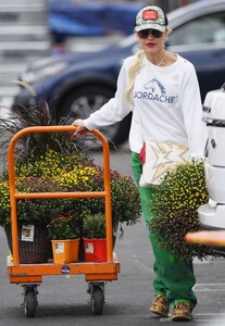 gwen-stefani-home-depot-s-garden-center-in-la-10-15-2022-2.jpg