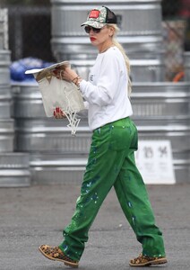 gwen-stefani-home-depot-s-garden-center-in-la-10-15-2022-4.jpg