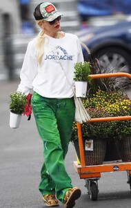 gwen-stefani-home-depot-s-garden-center-in-la-10-15-2022-5.jpg