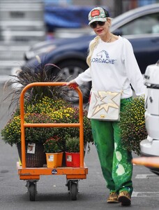 gwen-stefani-home-depot-s-garden-center-in-la-10-15-2022-6.jpg