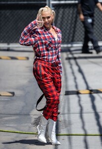 gwen-stefani-jimmy-kimmel-live-in-la-07-13-2022-11.jpg