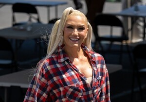 gwen-stefani-jimmy-kimmel-live-in-la-07-13-2022-12.jpg