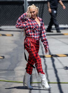 gwen-stefani-jimmy-kimmel-live-in-la-07-13-2022-14.jpg