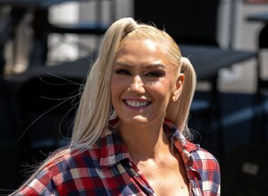 gwen-stefani-jimmy-kimmel-live-in-la-07-13-2022-6.jpg