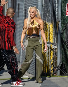 gwen-stefani-jimmy-kimmel-live-in-la-07-13-2022-8.jpg