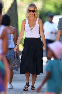 gwyneth-paltrow-out-in-the-hamptons-08-25-2022-0.thumb.jpg.3b932ea1432a13972ae23cb5a6b11a53.jpg