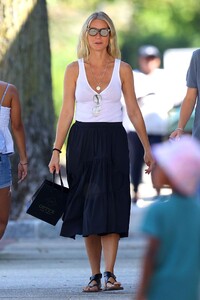 gwyneth-paltrow-out-in-the-hamptons-08-25-2022-1.thumb.jpg.96ef668b361d96df41c0a71552f18aea.jpg