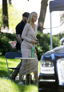 gwyneth-paltrow-relaxing-on-the-set-of-an-uber-eats-commercial-in-los-angeles-01-11-2022-0.jpg