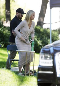 gwyneth-paltrow-relaxing-on-the-set-of-an-uber-eats-commercial-in-los-angeles-01-11-2022-1.jpg