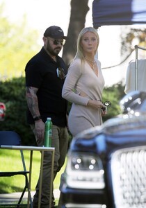 gwyneth-paltrow-relaxing-on-the-set-of-an-uber-eats-commercial-in-los-angeles-01-11-2022-2.jpg