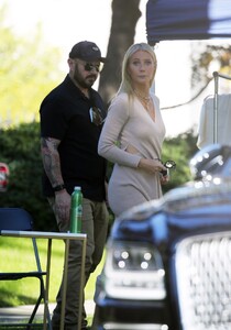 gwyneth-paltrow-relaxing-on-the-set-of-an-uber-eats-commercial-in-los-angeles-01-11-2022-2.jpg