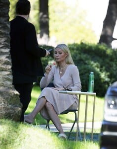 gwyneth-paltrow-relaxing-on-the-set-of-an-uber-eats-commercial-in-los-angeles-01-11-2022-3.jpg