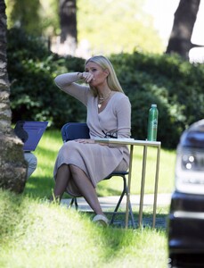 gwyneth-paltrow-relaxing-on-the-set-of-an-uber-eats-commercial-in-los-angeles-01-11-2022-4.jpg