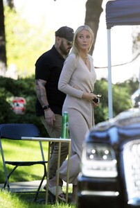 gwyneth-paltrow-relaxing-on-the-set-of-an-uber-eats-commercial-in-los-angeles-01-11-2022-5.jpg
