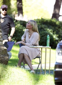 gwyneth-paltrow-relaxing-on-the-set-of-an-uber-eats-commercial-in-los-angeles-01-11-2022-6.jpg
