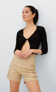 high-waist-smart-shorts-beige-womens-stradivarius-trousers.thumb.jpg.7791e73e8c4c0454971751a2f2be1c8a.jpg