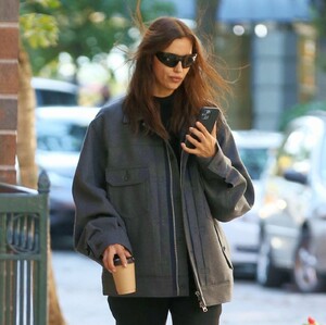 irina-shayk-out-in-new-york-city-10-20-2022-1.jpg