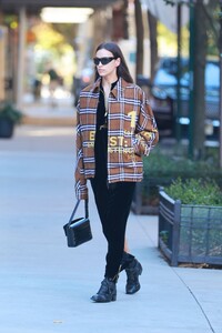 irina-shayk-street-style-new-york-10-27-2022-2.jpg