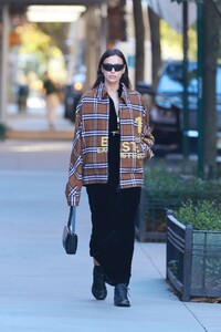 irina-shayk-street-style-new-york-10-27-2022-3.jpg