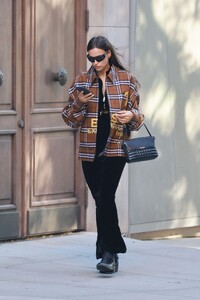 irina-shayk-street-style-new-york-10-27-2022-4.jpg